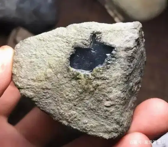 一块开窗肉质发黑的翡翠原石,做出的成品太美了