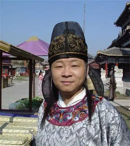 他是最讨喜的太监,娶小15岁超模娇妻,今包千亩土地养为老婆圆梦