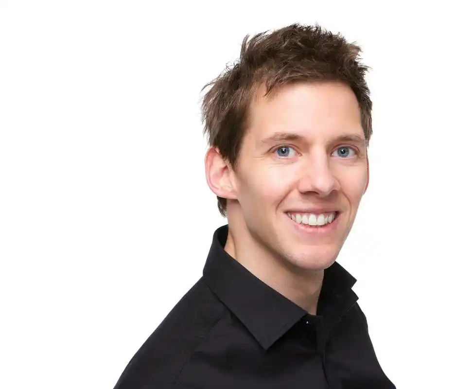 笑脸人,关闭了孤立的白色背景上的男人微笑着肖像