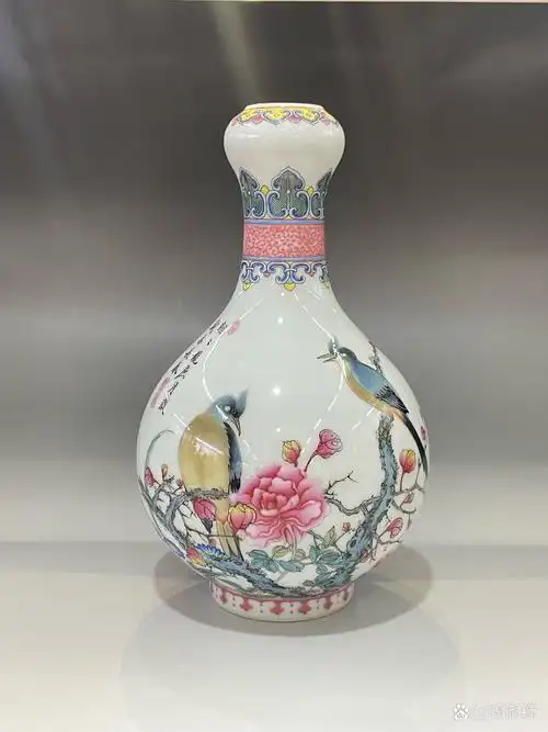 清乾隆珐琅彩花鸟蒜头瓶