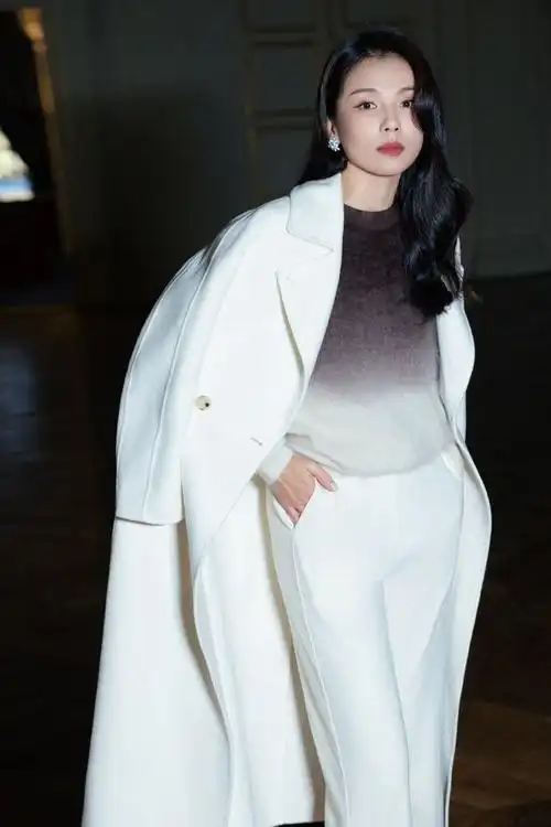 刘涛白色大衣搭配侧披卷发,优雅知性韵味十足,展现完美女性魅力