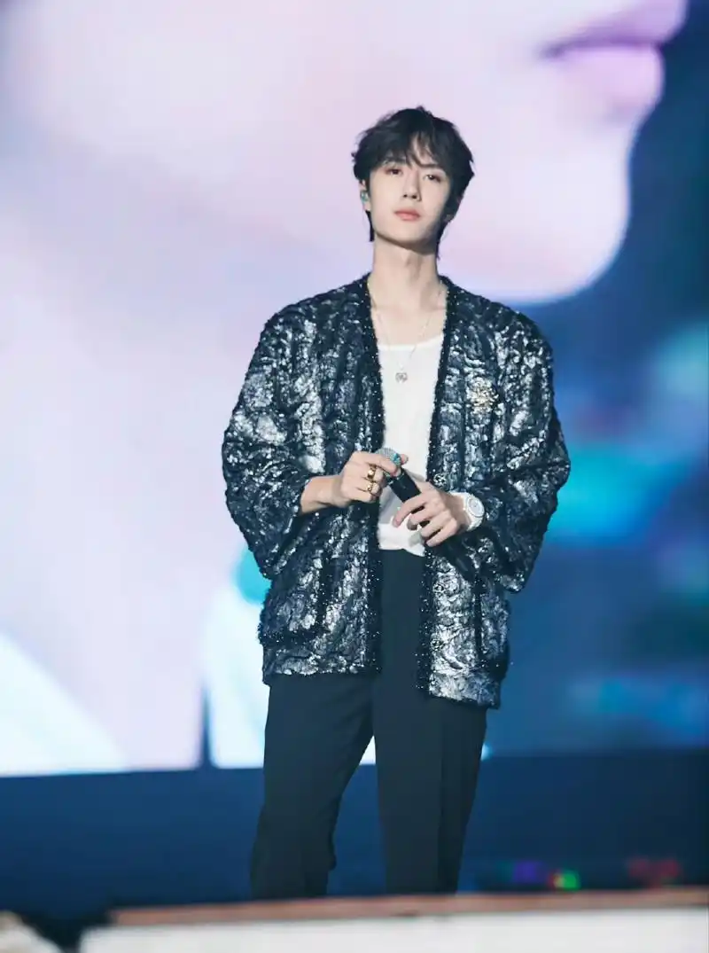 女装大佬王一博