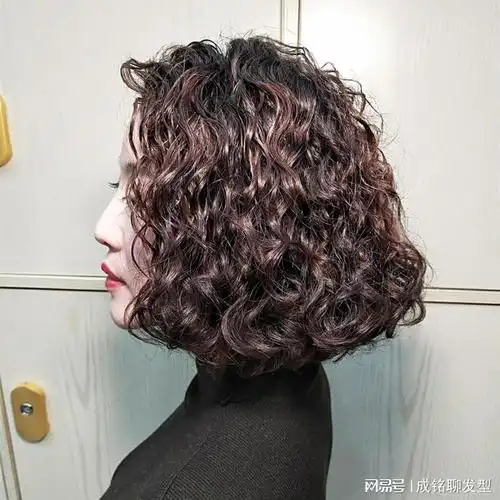 适合五六十岁女人的抱团卷,时髦洋气又显发量,好打理又显年轻|卷发