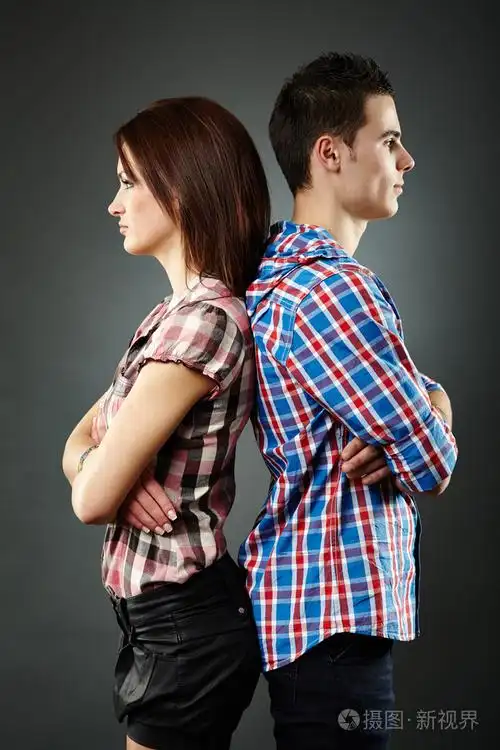 悲伤的年轻夫妇背对背站好的肖像