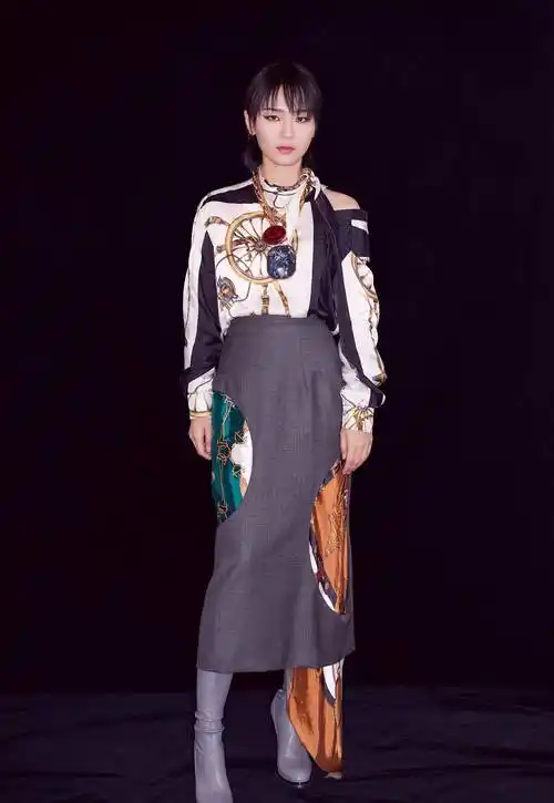 原创周笔畅身穿深v连衣裙时尚又张扬而印花衬衫配半身裙优雅复古