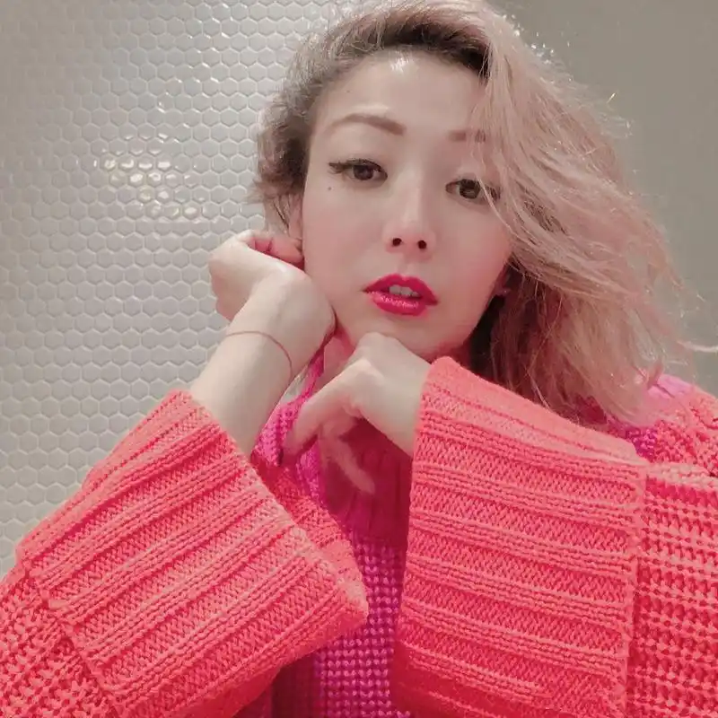 原创郑秀文妈妈病情好转晒状态,妆容精致亲母手心,穿红毛衣心情大好