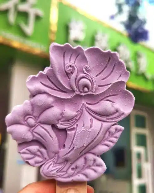 人们在这里可以吃到蓝花楹雪糕,欣赏一条街的蓝花楹树,买一些蓝花楹的