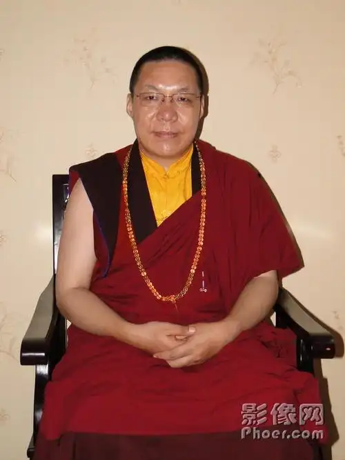 现任贡嘎山贡嘎寺住持,贡嘎五明佛学院院长,贡嘎仁波切经师