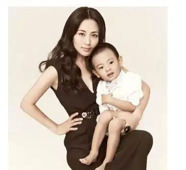 她17岁出道28岁爆红,意外怀孕丈夫至今成谜,儿子样貌帅翻天|杨童舒