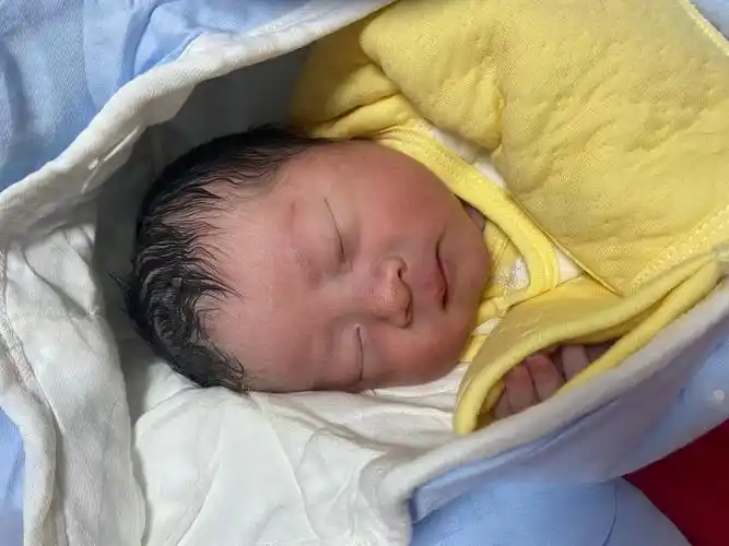 刚刚出生的小宝宝 #终于等到你  提心吊胆了九个多月 终于 - 抖音