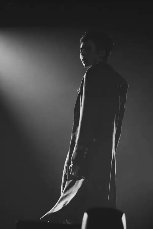 蔡徐坤背影杀 张张都是大片效果 完美身材一览无余