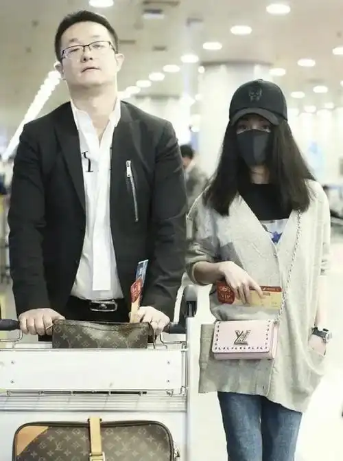 姚笛与老公亮相针织衫搭牛仔裤简约洋气双手紧握甜蜜羡煞旁人