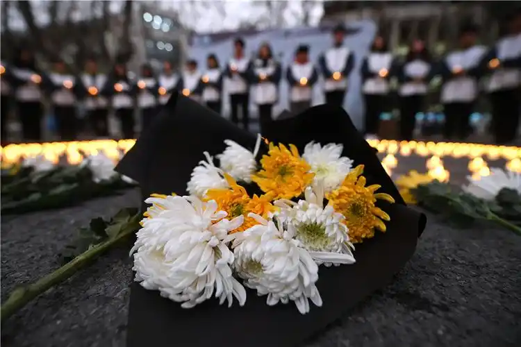 新华日报交汇点点点烛光寄哀思