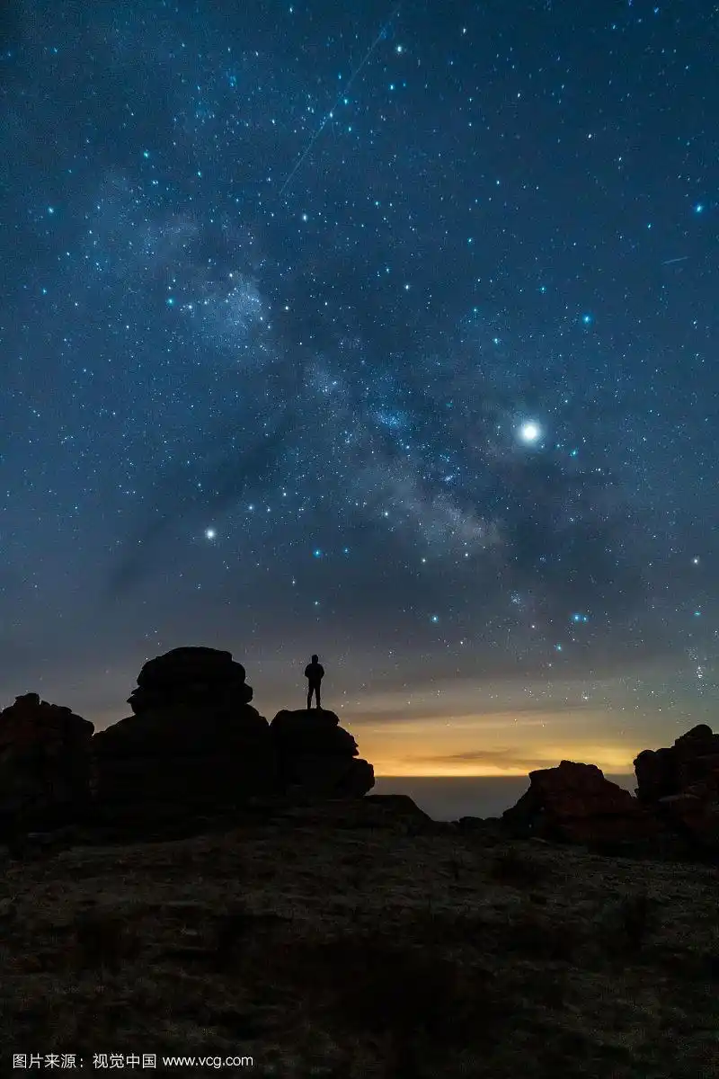 星空下静静站立的一个人