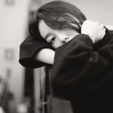 黑白女头高冷意境丧侧脸女生头像