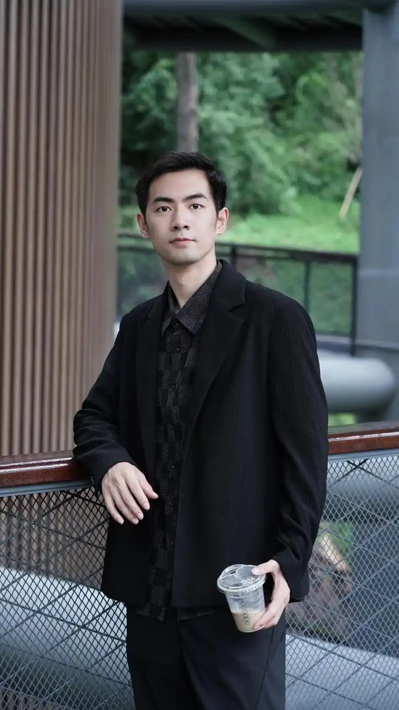 长相普通的男人,穿好西装一秒变男神!黑色tr斜纹梭织面料单 - 抖音