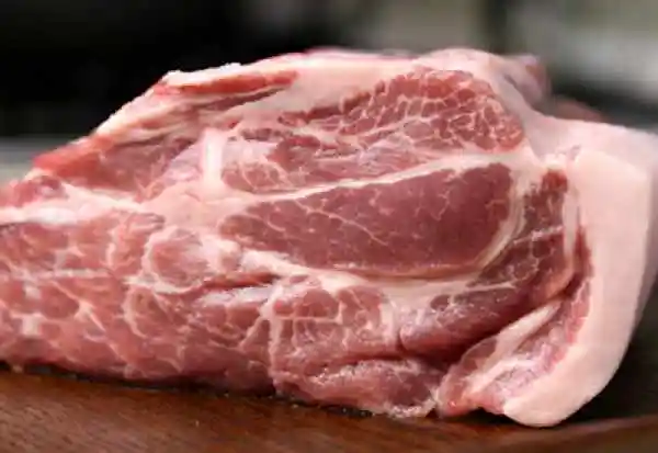 女子买猪肉内藏脓包如何挑选放心猪肉