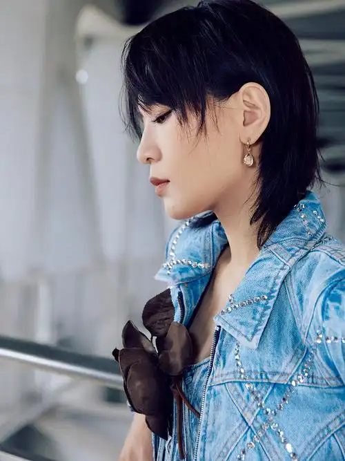 周笔畅《声生不息》最新一期造型写真 穿牛仔开肩套装气场十足