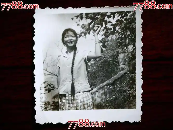 文革老照片大辫子姑娘欢欢喜喜尺寸60x58公分