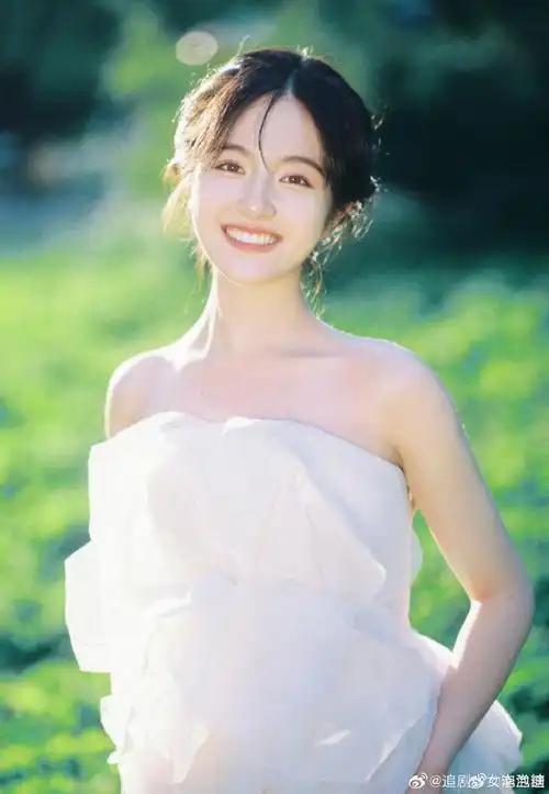 李兰迪白色抹胸裙##李兰迪白裙清新感#李兰迪最新造型大片白色抹胸裙