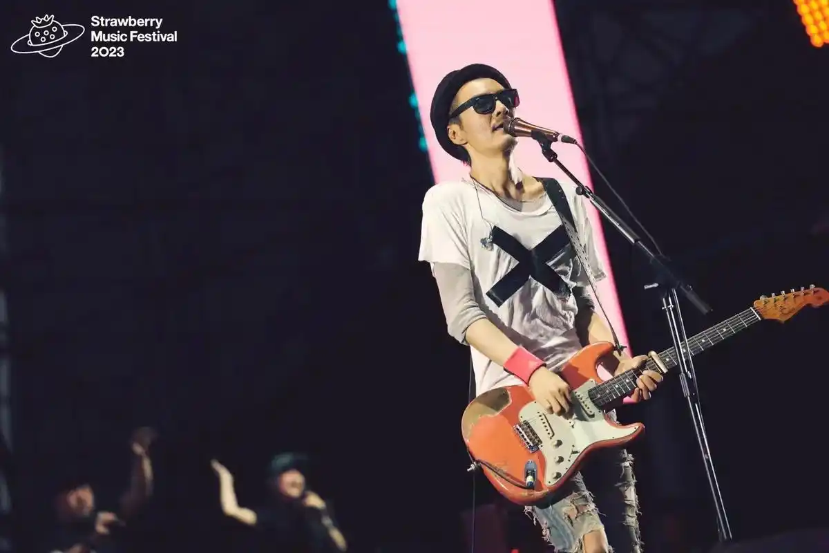 草莓音乐节91.他说 医生说 我不能在演出了 他说 乐队这两 - 抖音