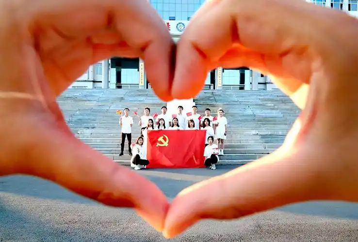 我与党旗合个影 一颗红心祝福党