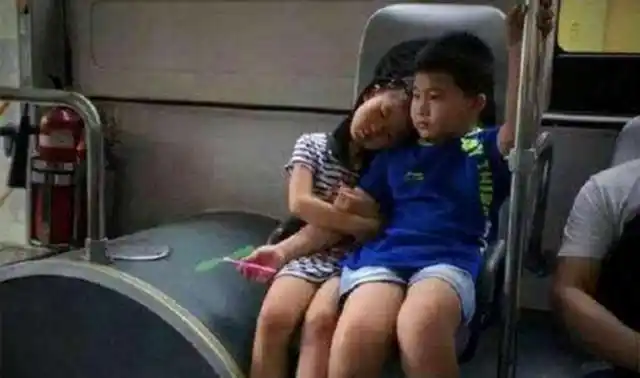 小学生申请换同桌,老师看后:不忍心拒绝|数学课|早恋_网易订阅