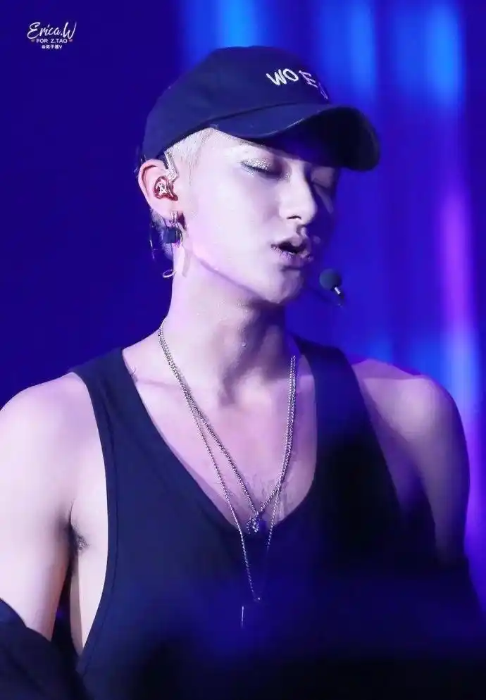 谈判官居然看到了黄子韬胸毛,飞总你的胸毛这么遒劲的嘛?