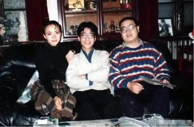 离开时,英达的呼机落在了宋丹丹车上,一条条消息跃然于眼前,让宋丹丹