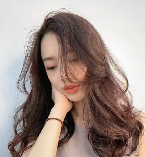 这款蓬松的大s型卷发搭配八字刘海,少女心十足搭配颜色更好看