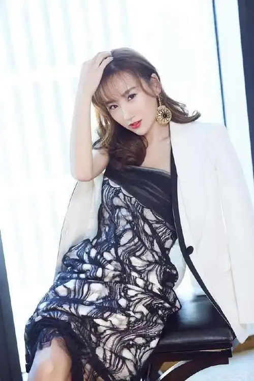 在都市剧《漂洋过海来看你》中她所饰演的严晓秋一角,她温柔善良的