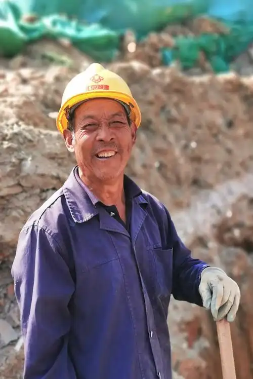 筑路人(解放路改造尖草坪段拍摄)【1】记录筑路人劳动场景.