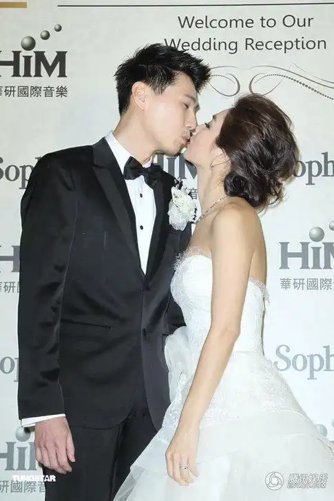 ella赖斯翔大婚高调热吻引爆全场