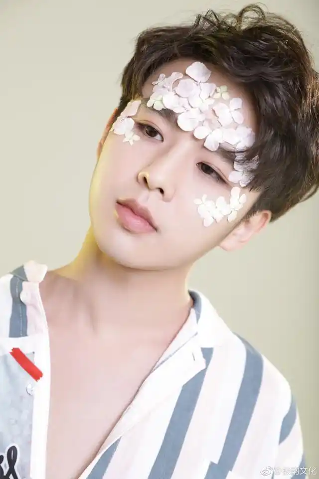 徐浩治愈单曲《花草间》发布!海报展现少年美颜