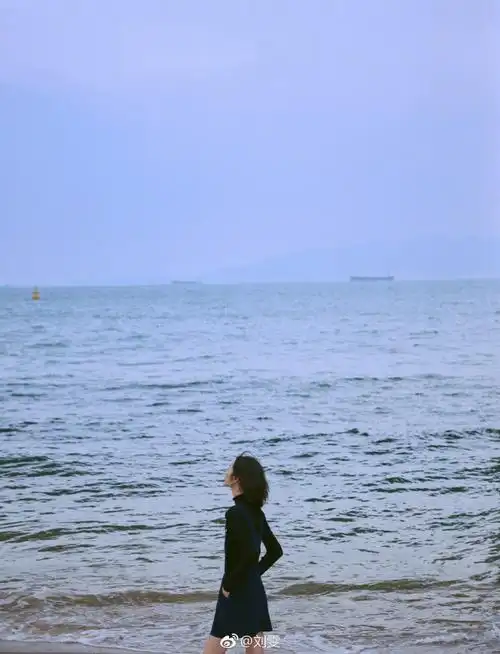 大表姐刘雯海边黑白大片 充满着高级与时尚