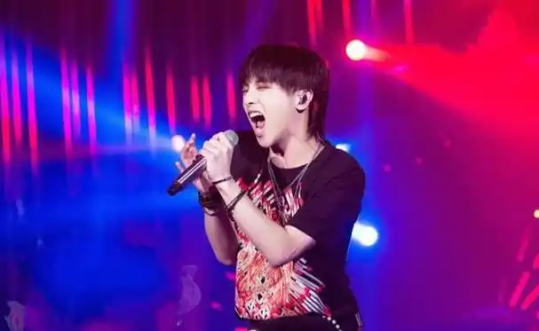 "非粉丝"所记住的不是某首歌的名字或歌词,而是华晨宇独特的舞台风格.