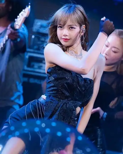 舞台上的lisa可以说非常飒了,连头发丝都在跳舞,她的身材比例简直就是
