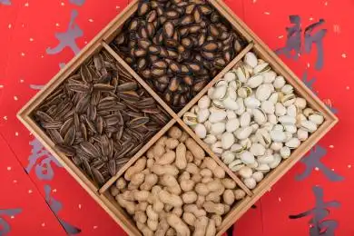 新年喜庆瓜子花生年货拼盘静物美食