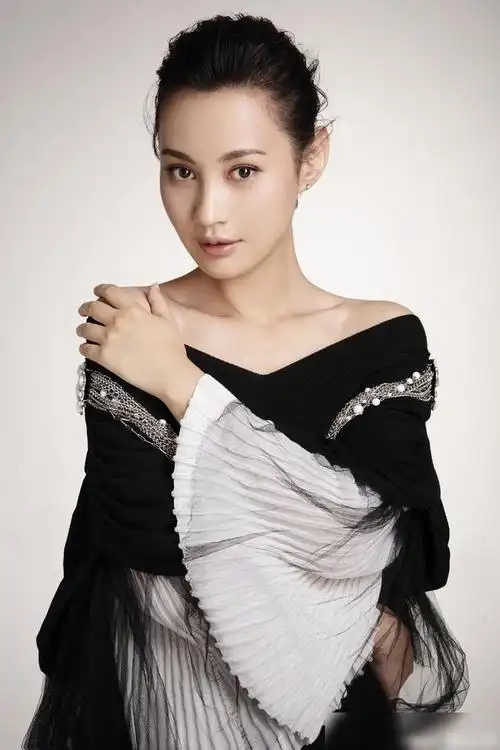 杨雪纯天然美女年过40容貌依旧美艳