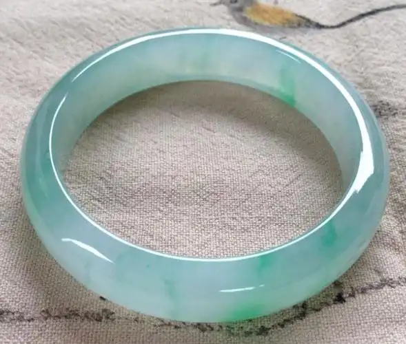 翡翠手镯成色与价格1,玻璃种的手镯,价格一般在80-180万元;  2,高冰