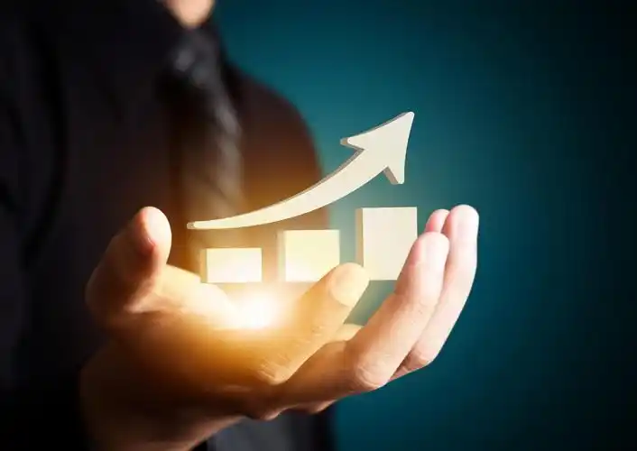 手中拿着一个上升的箭头表示业务增长提升箭头提升提高上涨