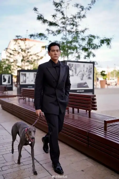 著名演员@彭于晏身着#berluti#黑色缎面马海毛枪驳领礼服套装搭配