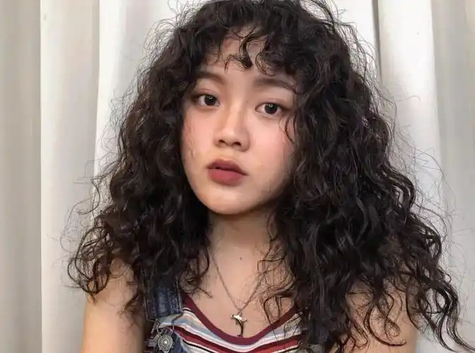 忍不住多看两眼,弯弯卷曲的头发充满自然轻盈感,带点凌乱蓬松的层次感