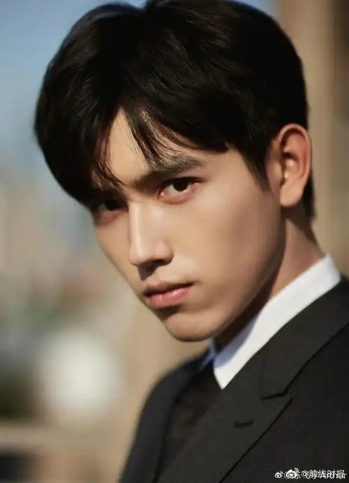 里的陈飞宇##陈飞宇上影节出图#陈飞宇上影节出图镜子里的阿瑟好帅!