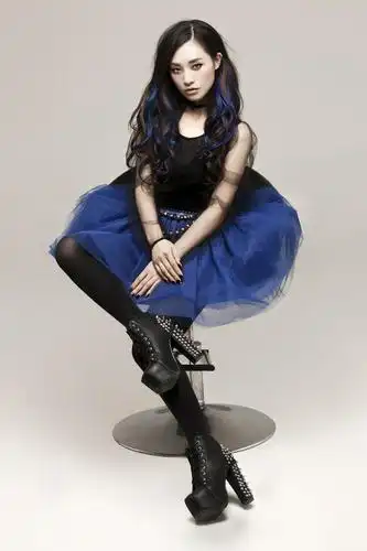 汤晓菲曝光秋日写真朋克造型尽显狂野图