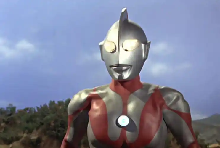 奥特曼的嘴部是固定的微笑设计,因为成田亨觉得,真正的强者在面对挑战