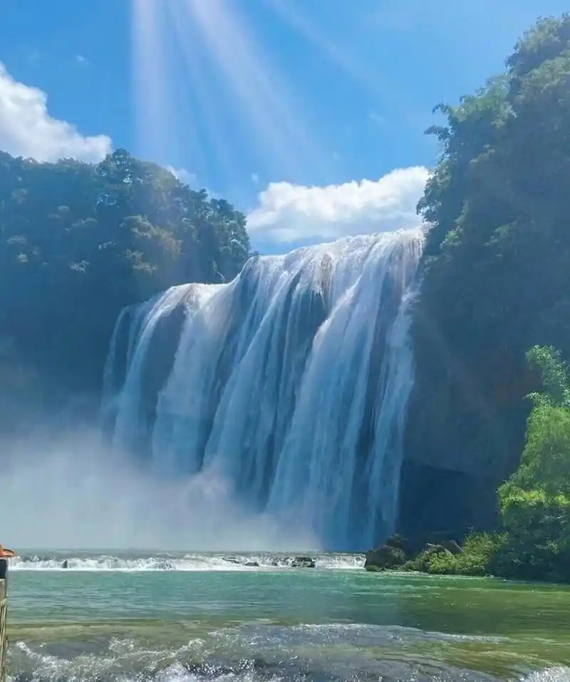 黄果树瀑布,想起了西游记里师徒四人走过瀑布的画面.