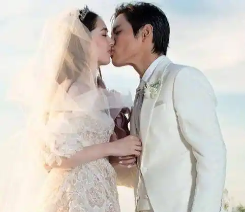 向佐郭碧婷拍婚纱大片,两个人在镜头前相互依偎,满脸笑容很开心_节目