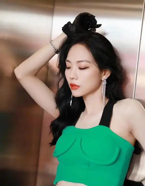 彻底翻红吧!王霏霏加入avex成滨崎步师妹,国际霏solo起飞了