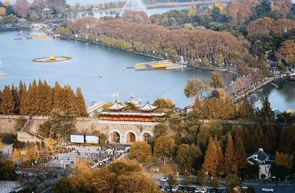 自公元229年三国时期孙权在此建城起,玄武湖便与南京的历史和文化紧密